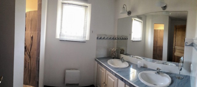 Une salle de bain de la Bastide du Beauvallon, une villa à la location dans le Golfe de Saint-Tropez.