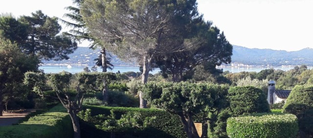 La vue sur le Golfe de Saint-Tropez depuis la Bastide du Beauvallon, une villa à la location.