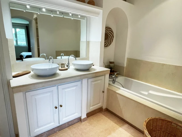 Une salle de bain de la Bastide du Beauvallon, une villa à la location dans le Golfe de Saint-Tropez.