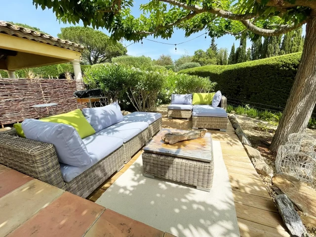 Le jardin de la Bastide du Beauvallon, une villa à la location sur la Côte d'Azur.